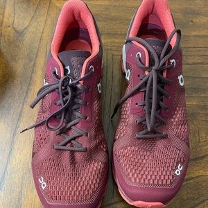 Woman’s 9.5 QC running shoes